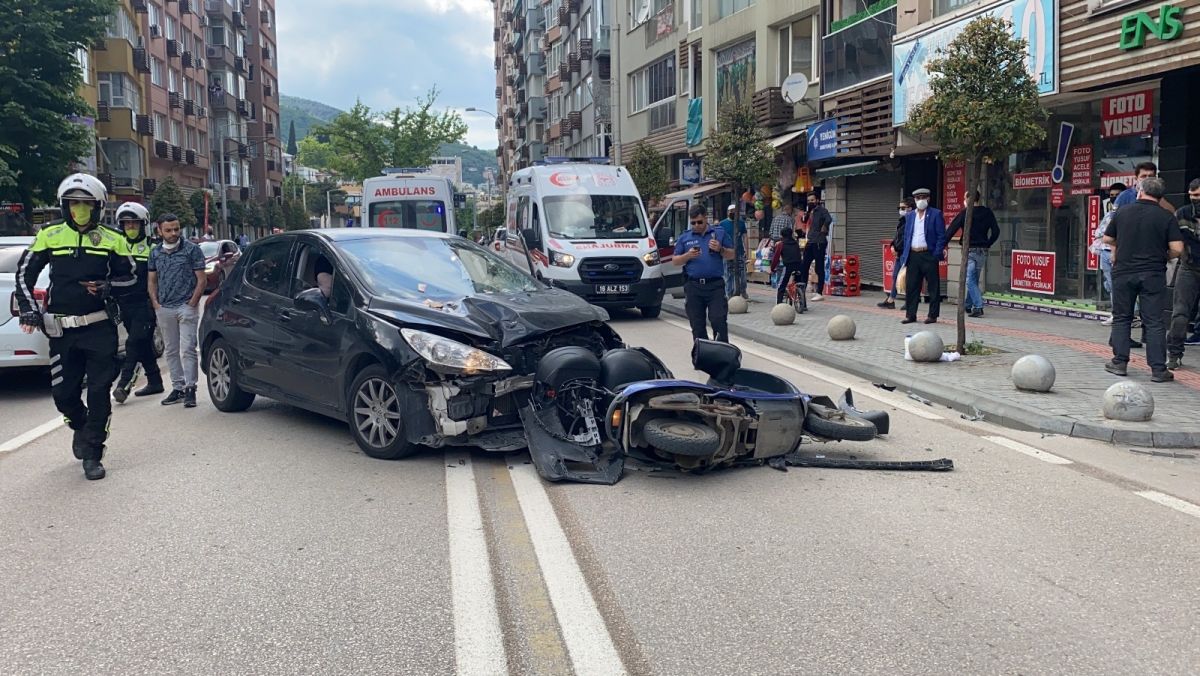 Bursa’da otomobil ile kurye çarpıştı: 1 yaralı #4