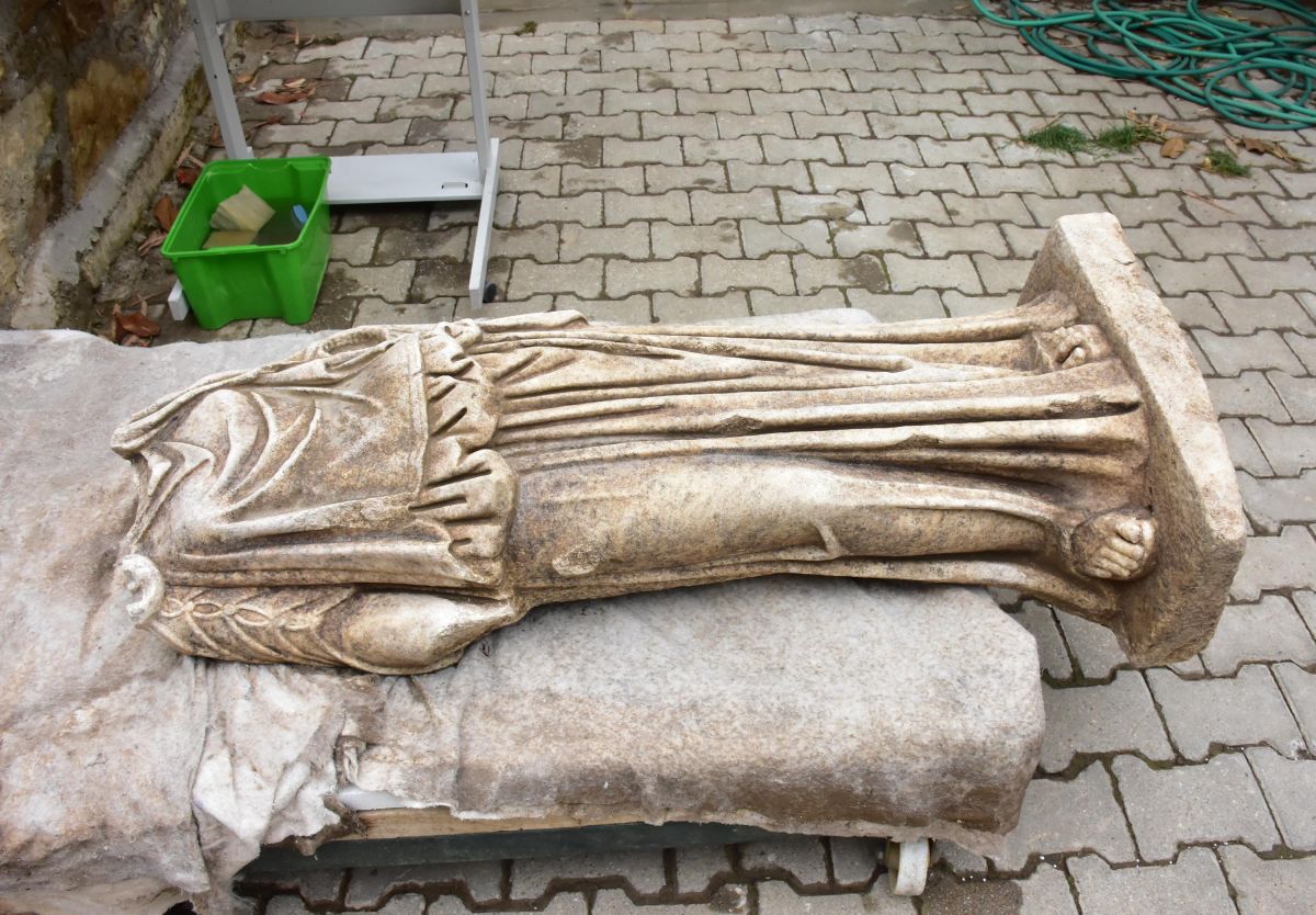 İzmir deki Metropolis Antik Kenti nde 1800 yıllık kadın heykeli bulundu #5