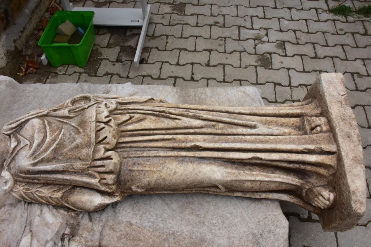 İzmir deki Metropolis Antik Kenti nde 1800 yıllık kadın heykeli bulundu #8
