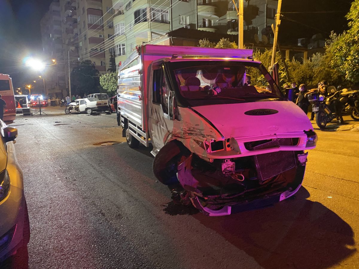 Osmaniye de gasbettiği kamyonetle polis otosu ve üç araca çarptı: 2 si polis 5 yaralı #1