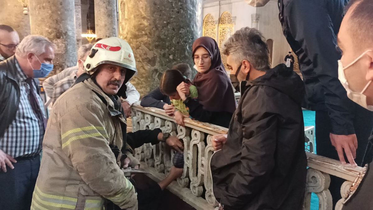 Ayasofya Camii nde ayağı korkuluğa sıkışan çocuk kurtarıldı #1