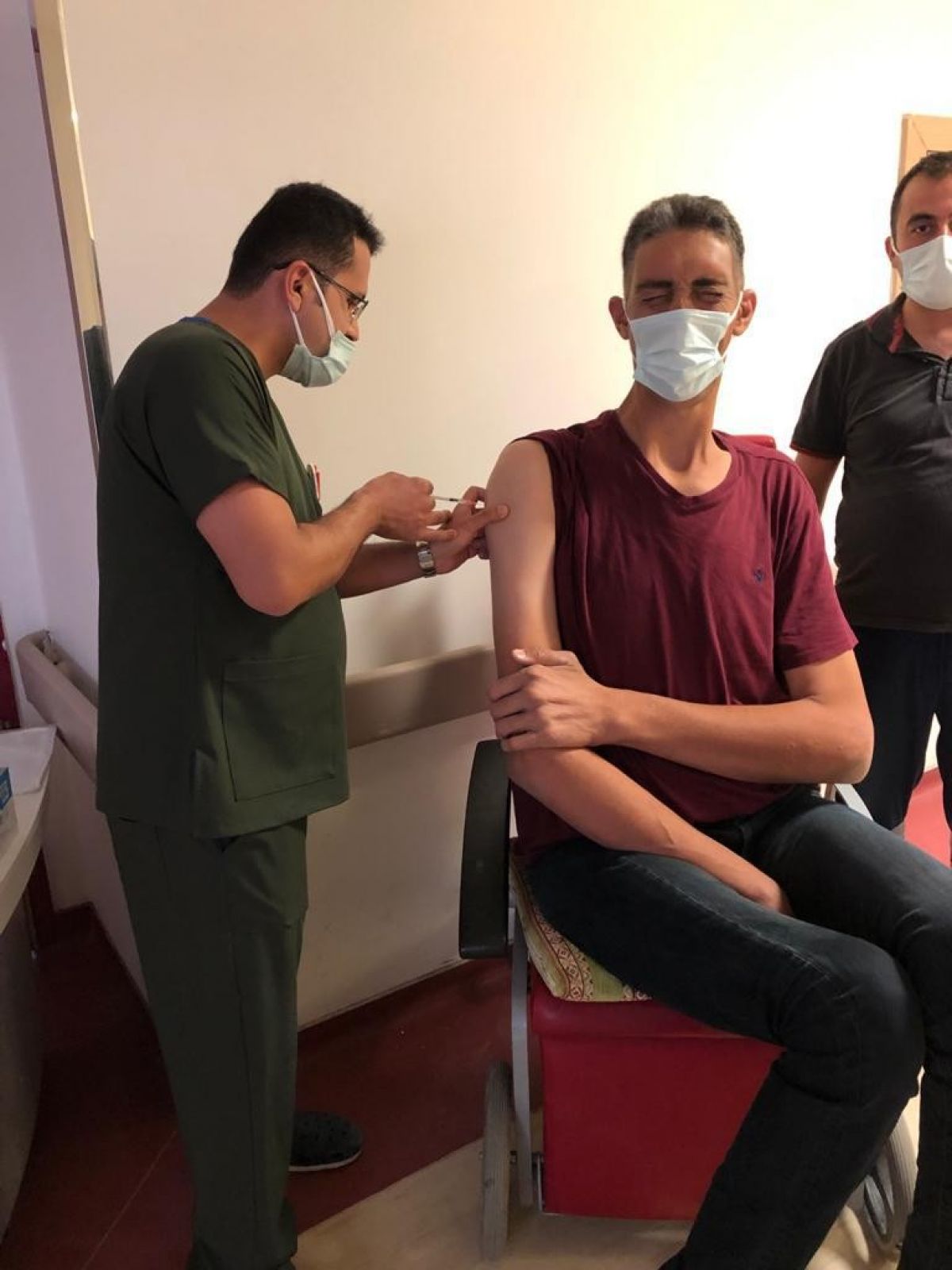 Dünyanın en uzun boylu adamı koronavirüs aşısı oldu #2