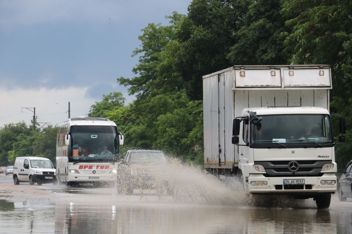 Edirne de yağmur sonrası yollar göle döndü #12