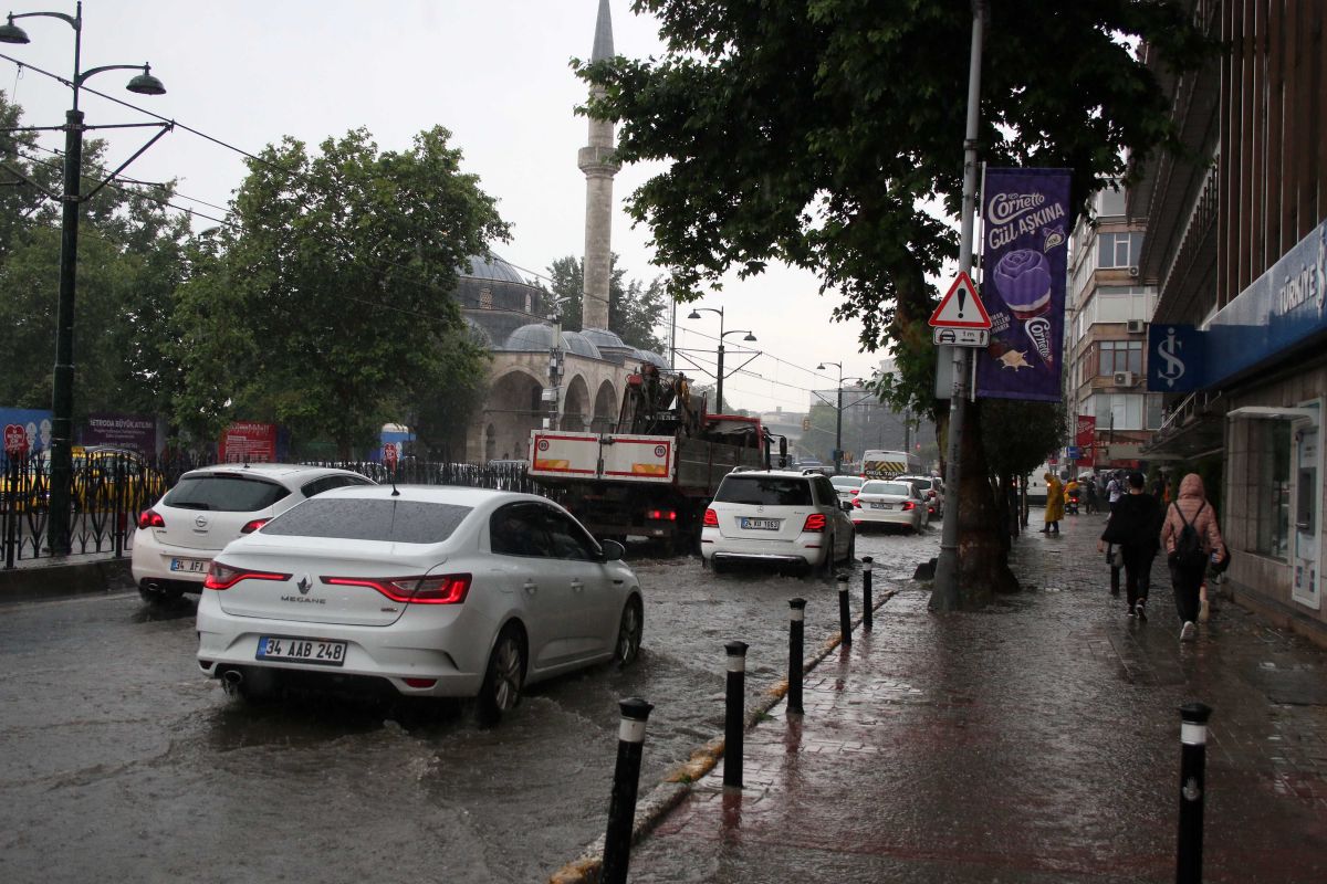 İstanbul da yağmur sokakları nehre çevirdi #3