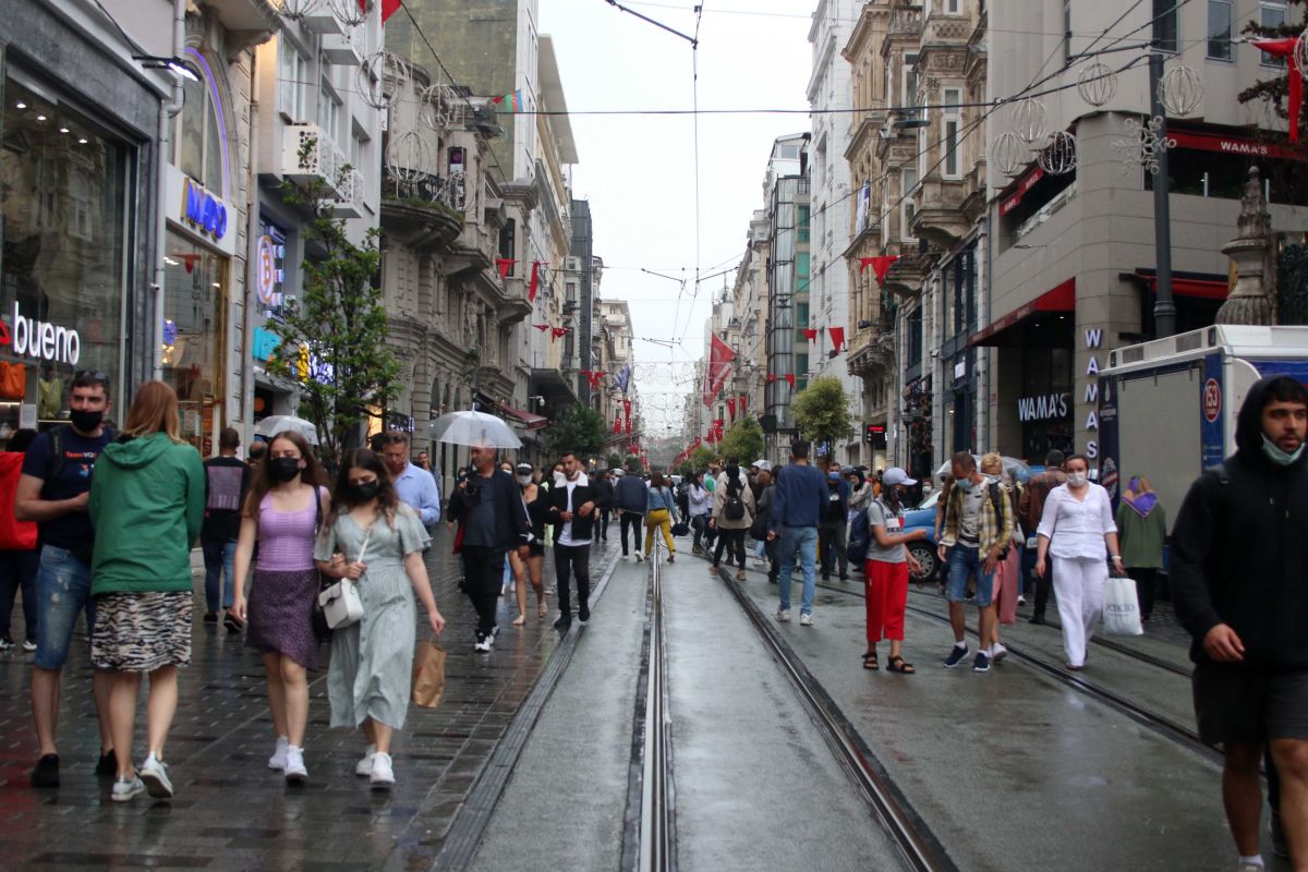 İstanbul da yağmur sokakları nehre çevirdi #5