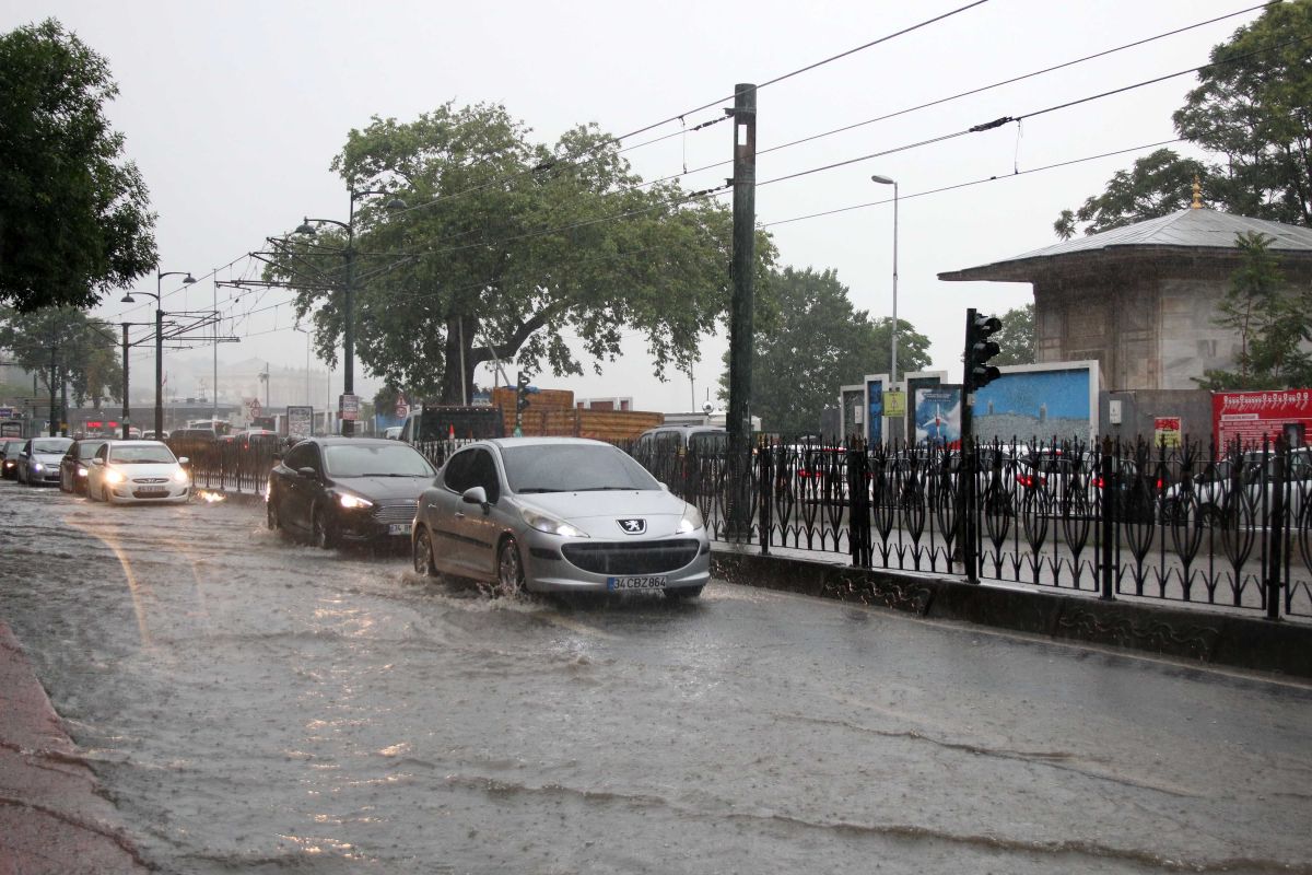 İstanbul da yağmur sokakları nehre çevirdi #4