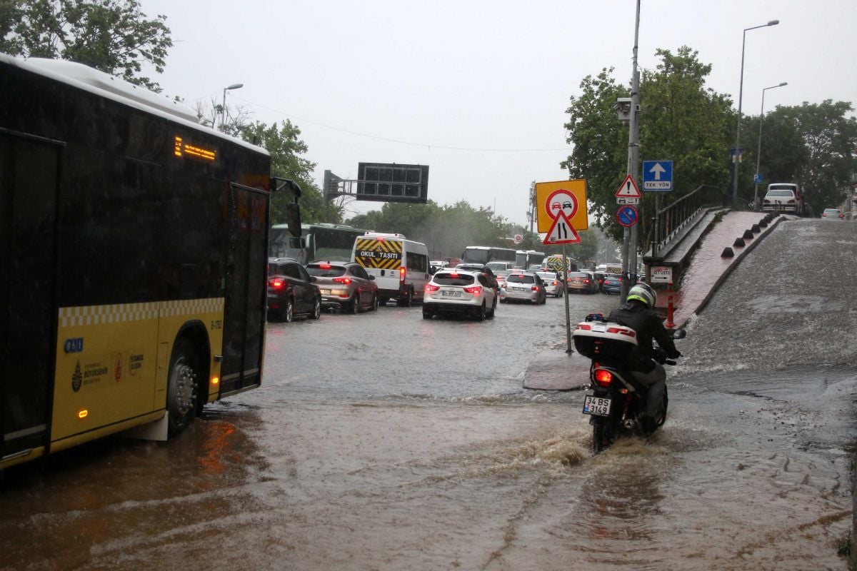 İstanbul da yağmur sokakları nehre çevirdi #2