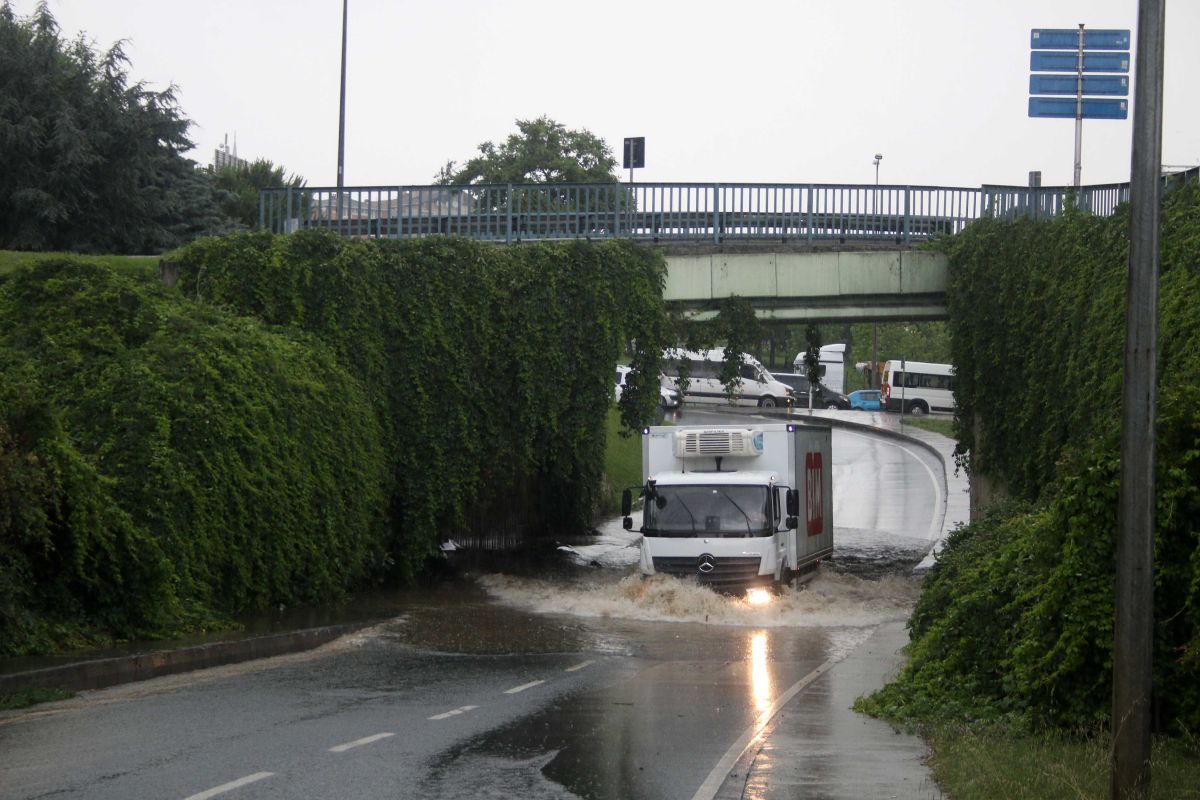 İstanbul da yağmur sokakları nehre çevirdi #1
