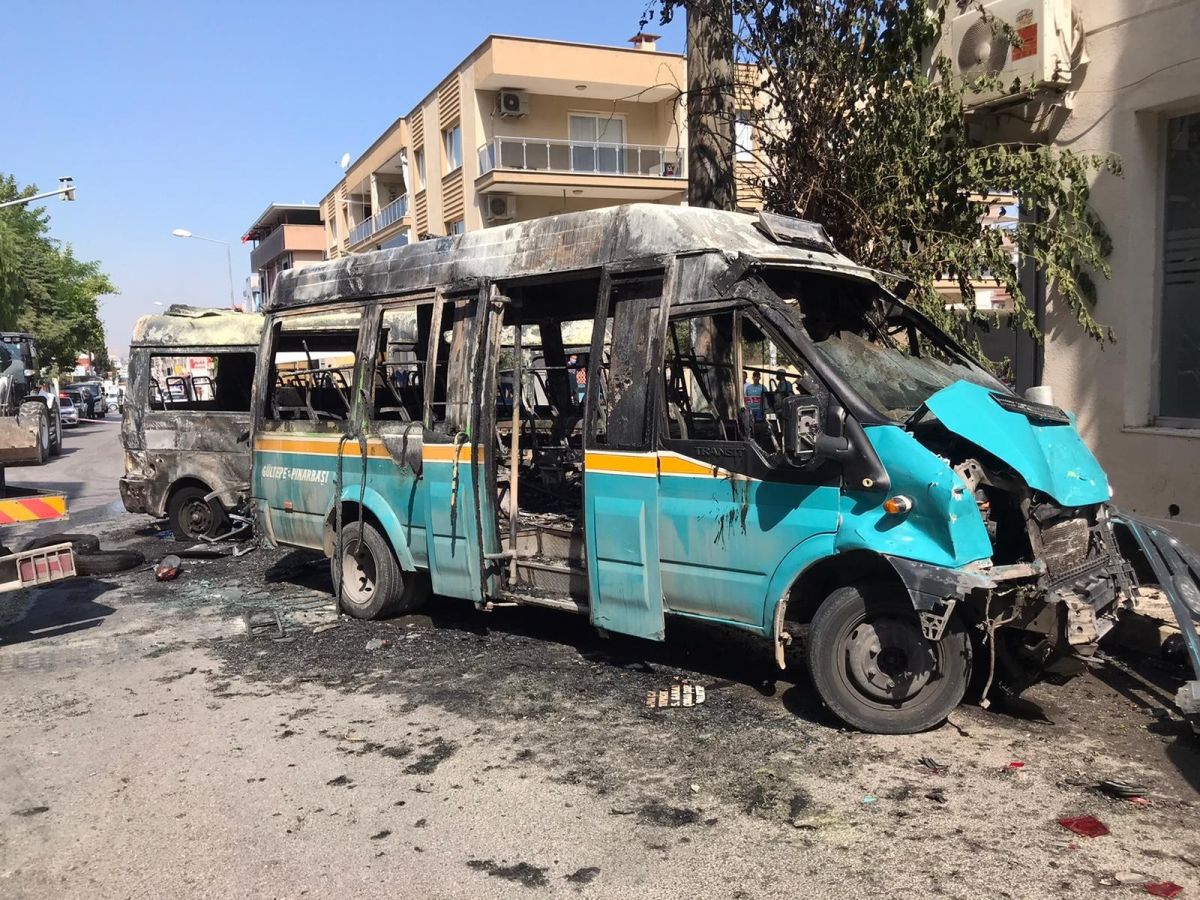 İzmir de yolcu dolu iki minibüs yandı: 6 yaralı #5