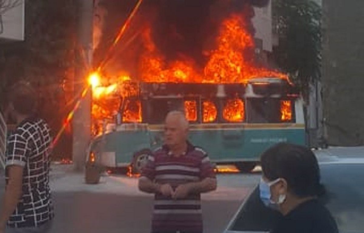 İzmir de yolcu dolu iki minibüs yandı: 6 yaralı #3