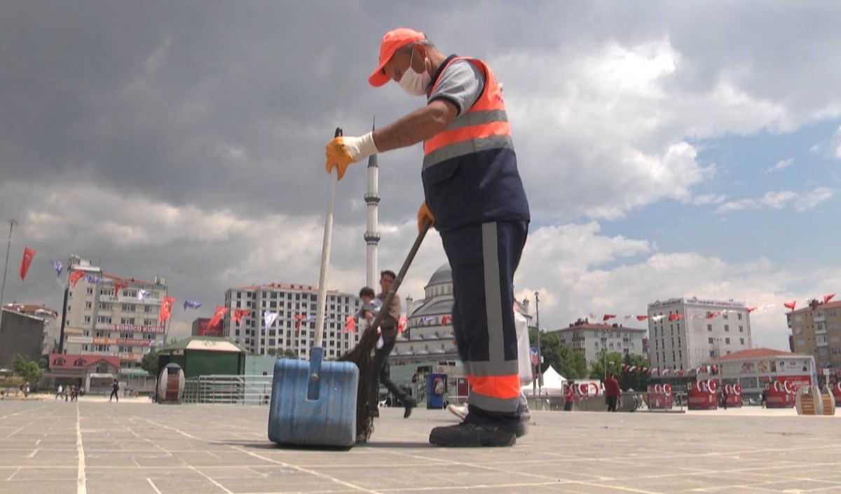 İstanbul da temizlik işçisi babaya, çocuklarından sürpriz #3