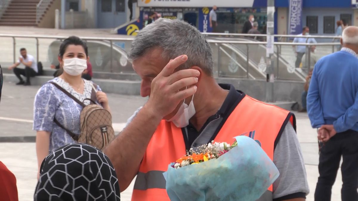 İstanbul da temizlik işçisi babaya, çocuklarından sürpriz #4