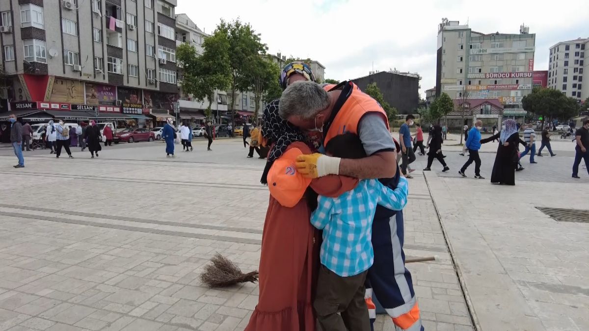 İstanbul da temizlik işçisi babaya, çocuklarından sürpriz #2