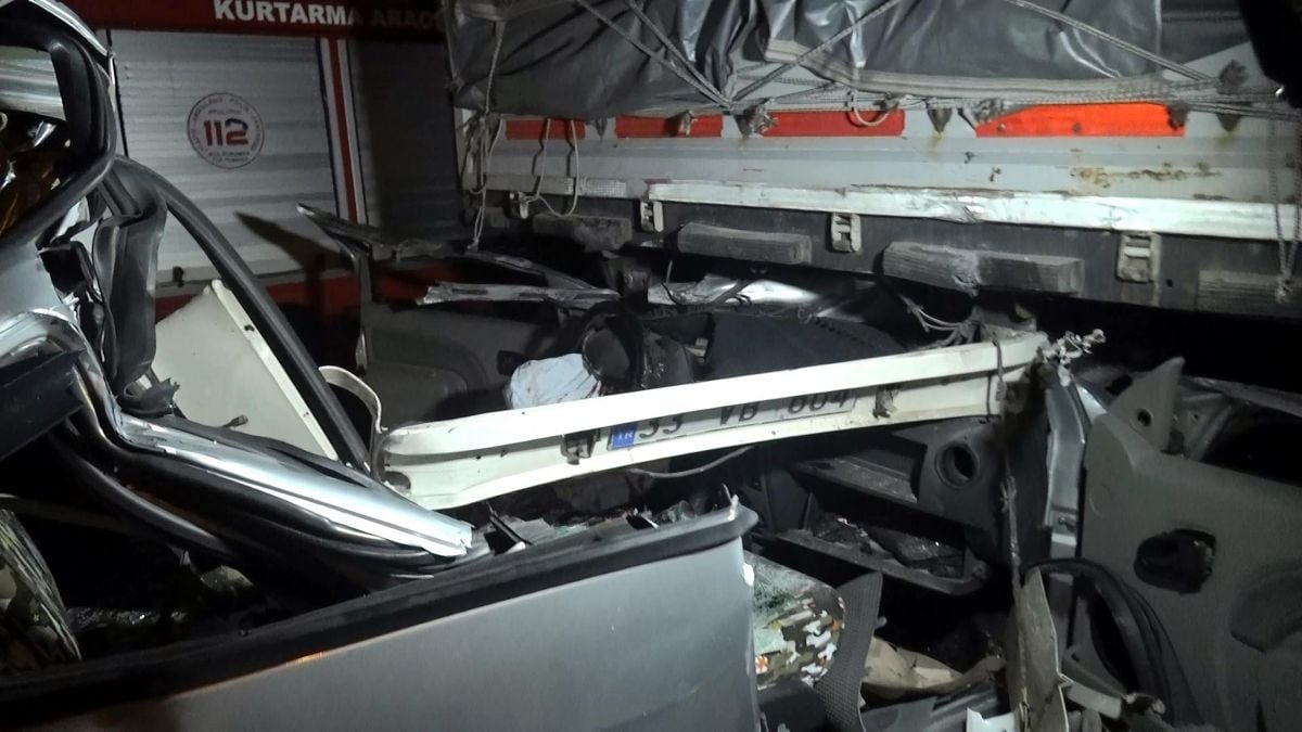 Antalya da tıra arkadan çarpan ticari araç sürücüsü öldü #4