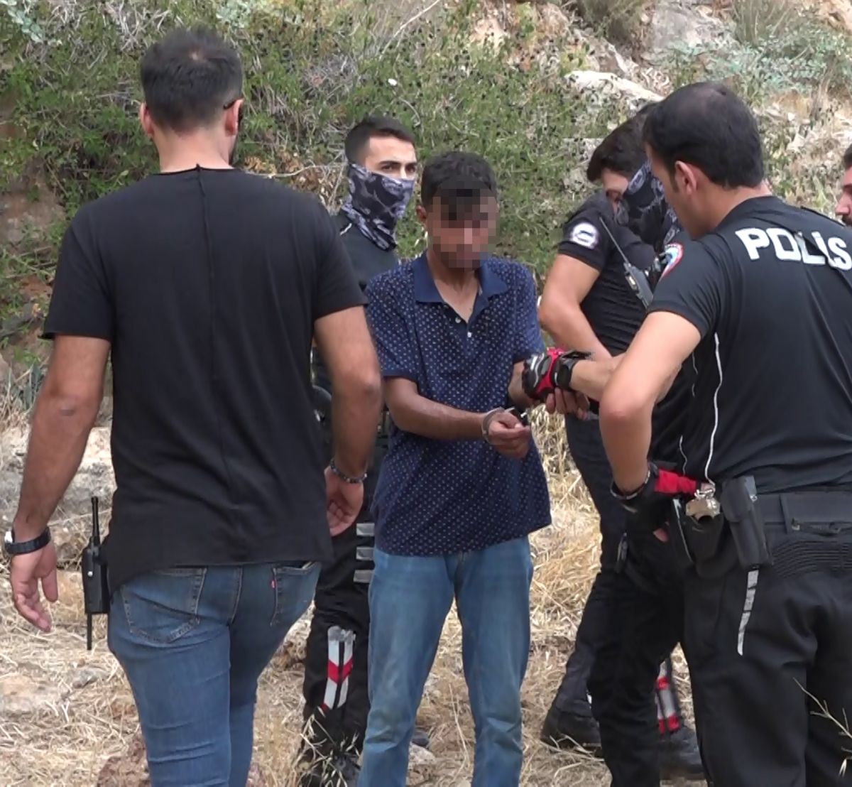 Antalya da plajda hırsızlık yaptılar, falezlerdeki kayalıklarda saklanırken yakalandılar #2
