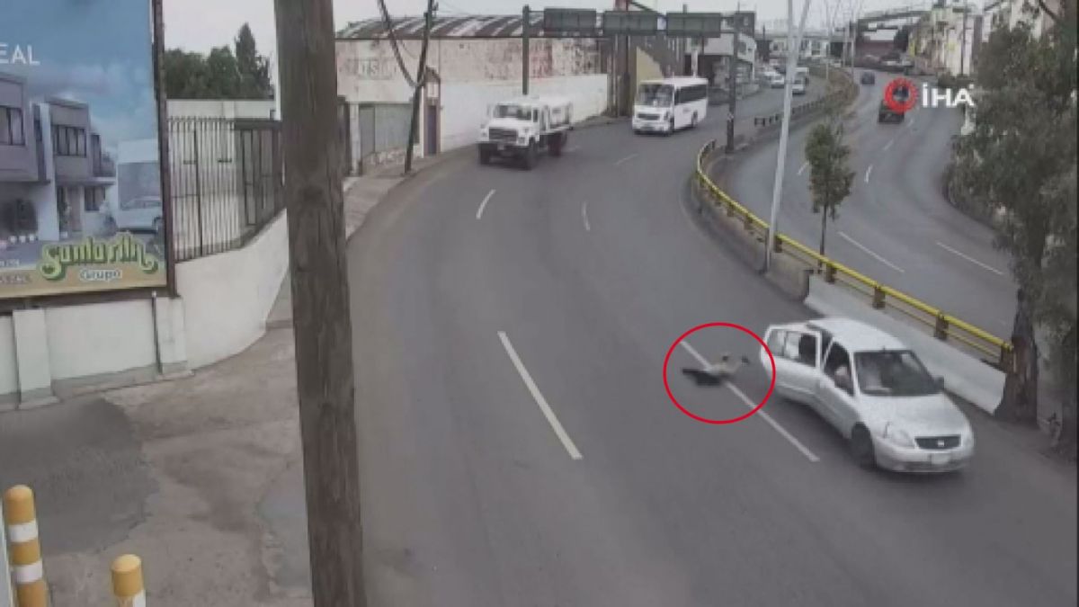 Little boy in Mexico fell on the road from a moving vehicle #1