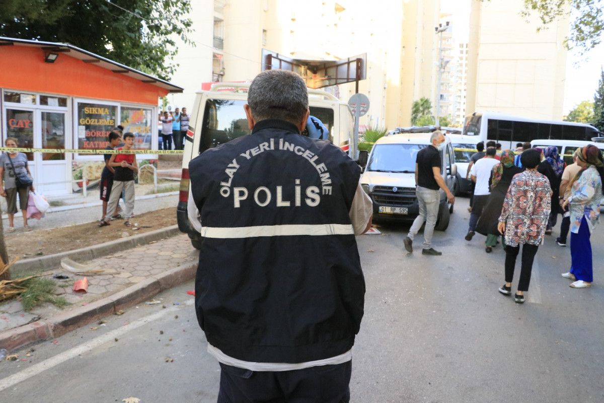 Adana da hastane otoparkında silahlı saldırıya uğrayan baba ile oğlu yaralandı #1