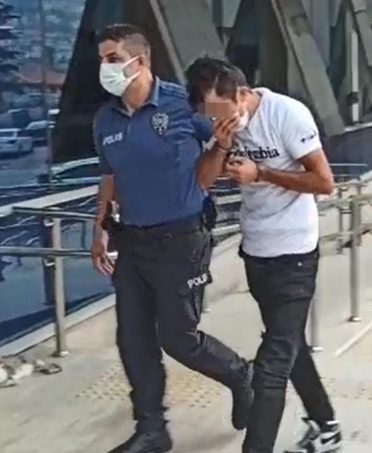Zonguldak ta öğrenci apartı karşısında mastürbasyon yapan kişi darbedildi #1