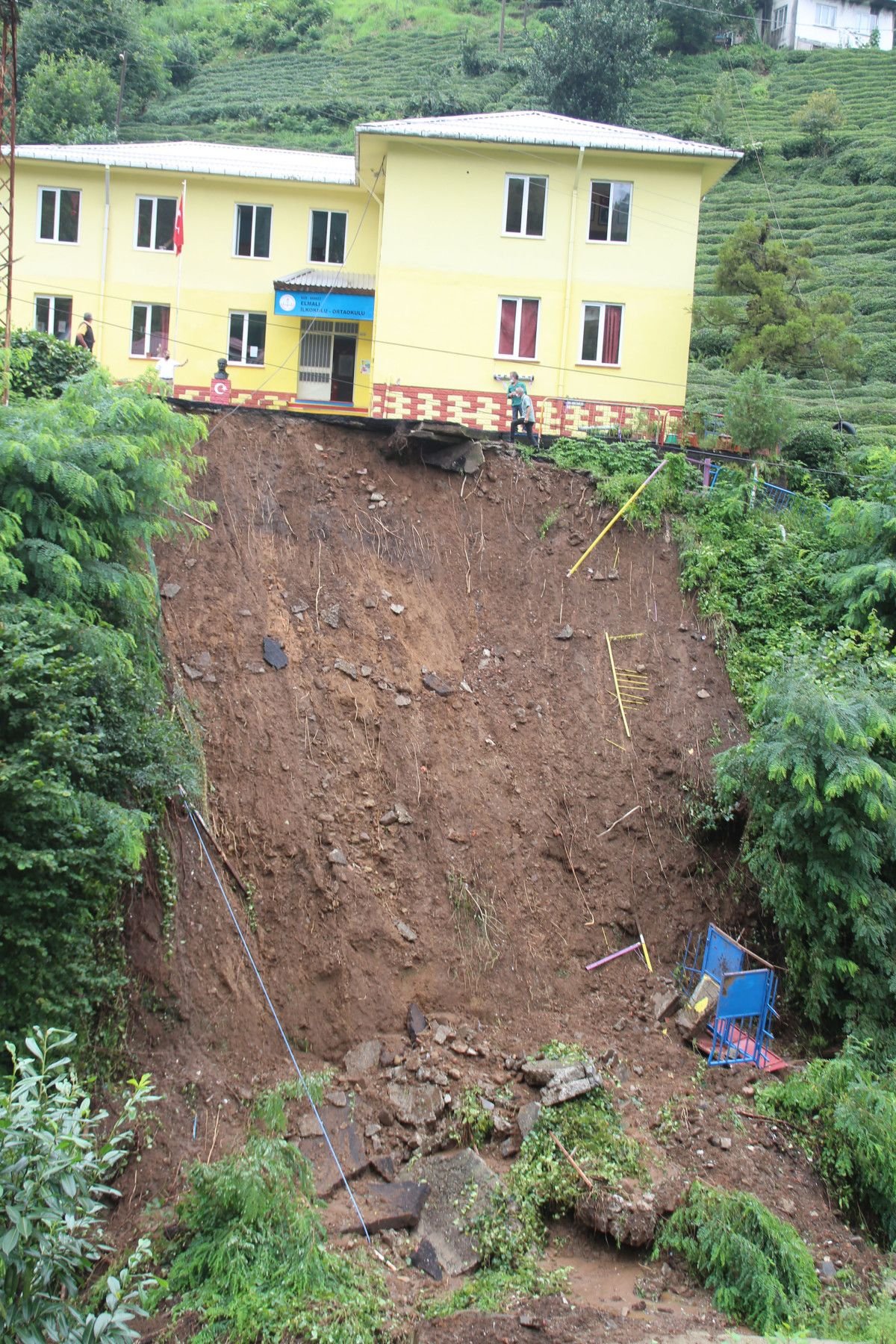 Rize de heyelanda bahçesi yıkılan okul, eğitime devam edecek #3