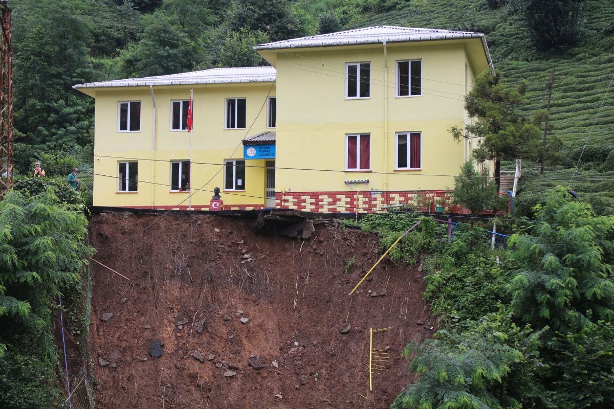 Rize de heyelanda bahçesi yıkılan okul, eğitime devam edecek #4