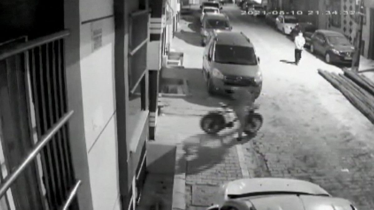 Esenyurt ta apartmandan bisiklet çalan hırsız kamerada #1