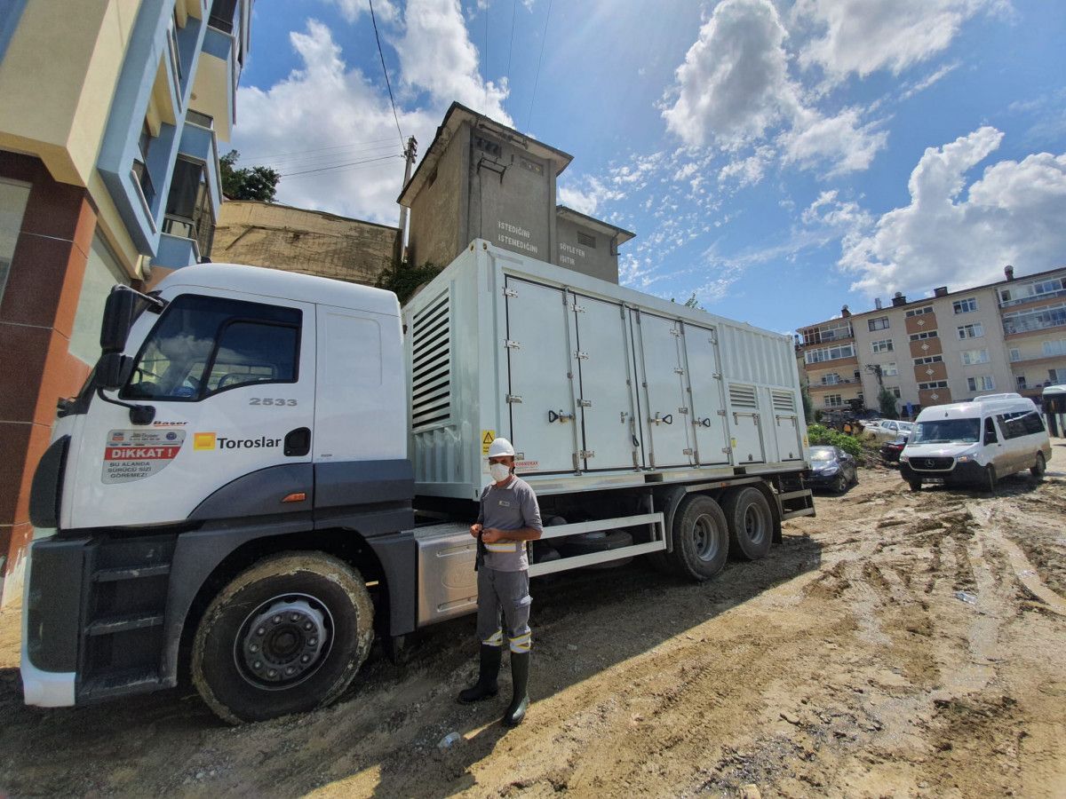 Selde elektriksiz kalan köyler, mobil jeneratörle aydınlanıyor #2