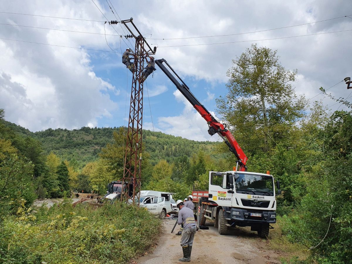 Selde elektriksiz kalan köyler, mobil jeneratörle aydınlanıyor #4