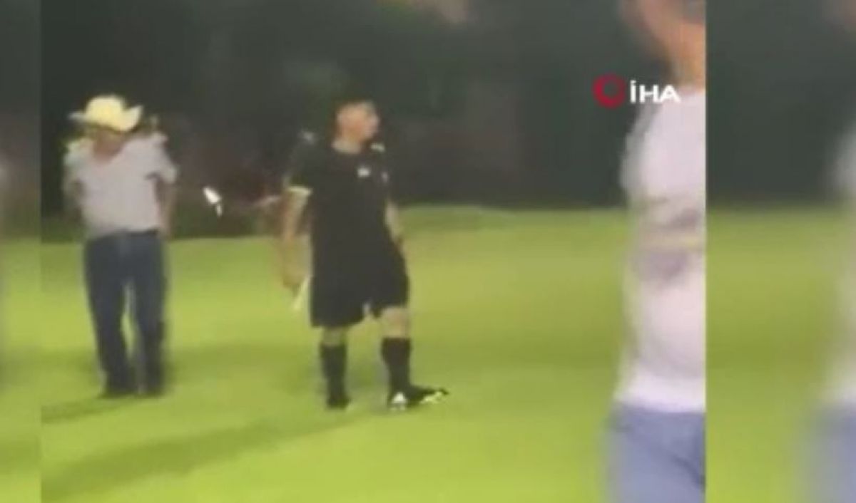 Referee in Honduras pulled gun for fear of lynching #1