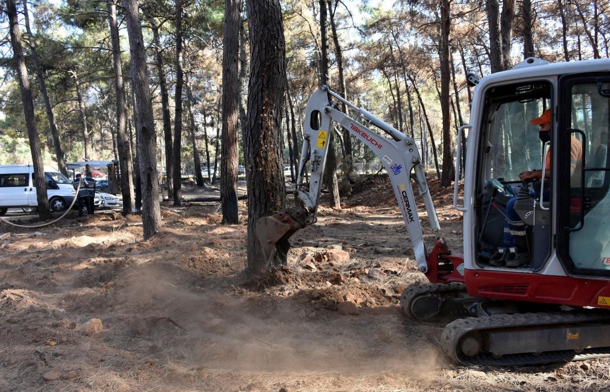 Marmaris te polis, yanan ormanı yeşertmek için çalışıyor #5