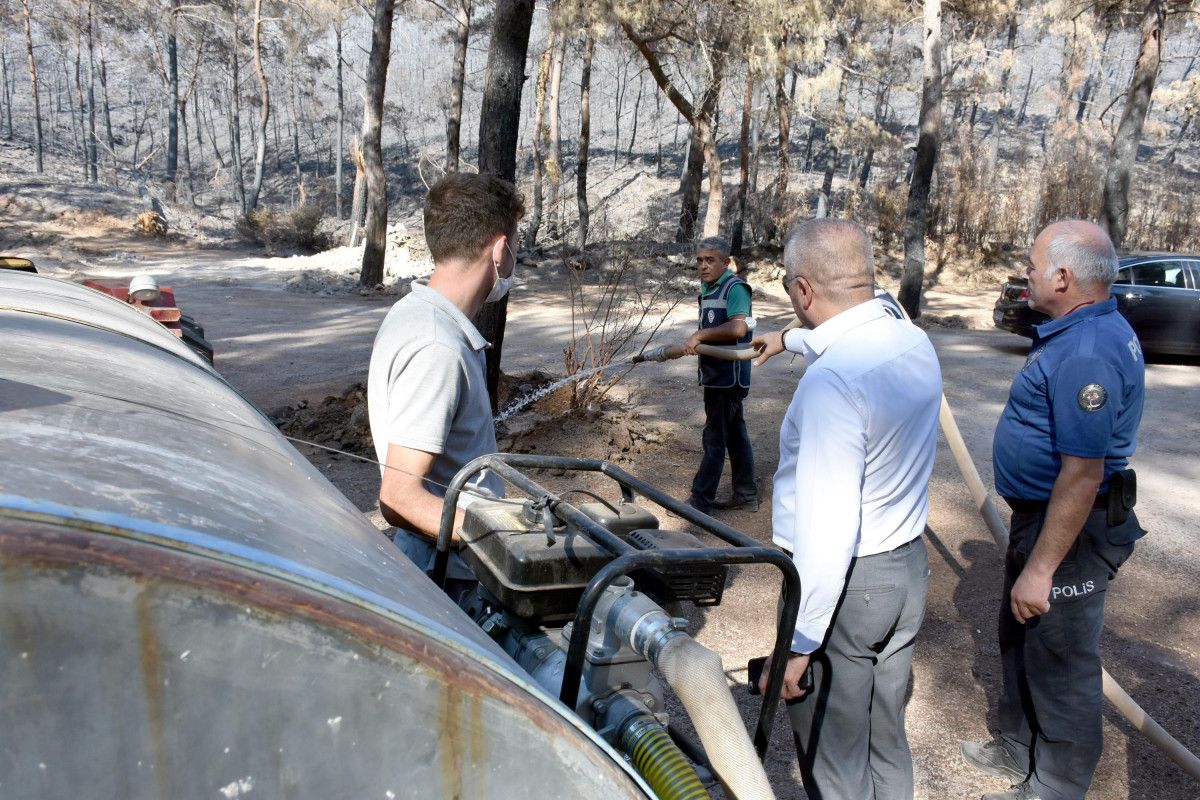 Marmaris te polis, yanan ormanı yeşertmek için çalışıyor #6