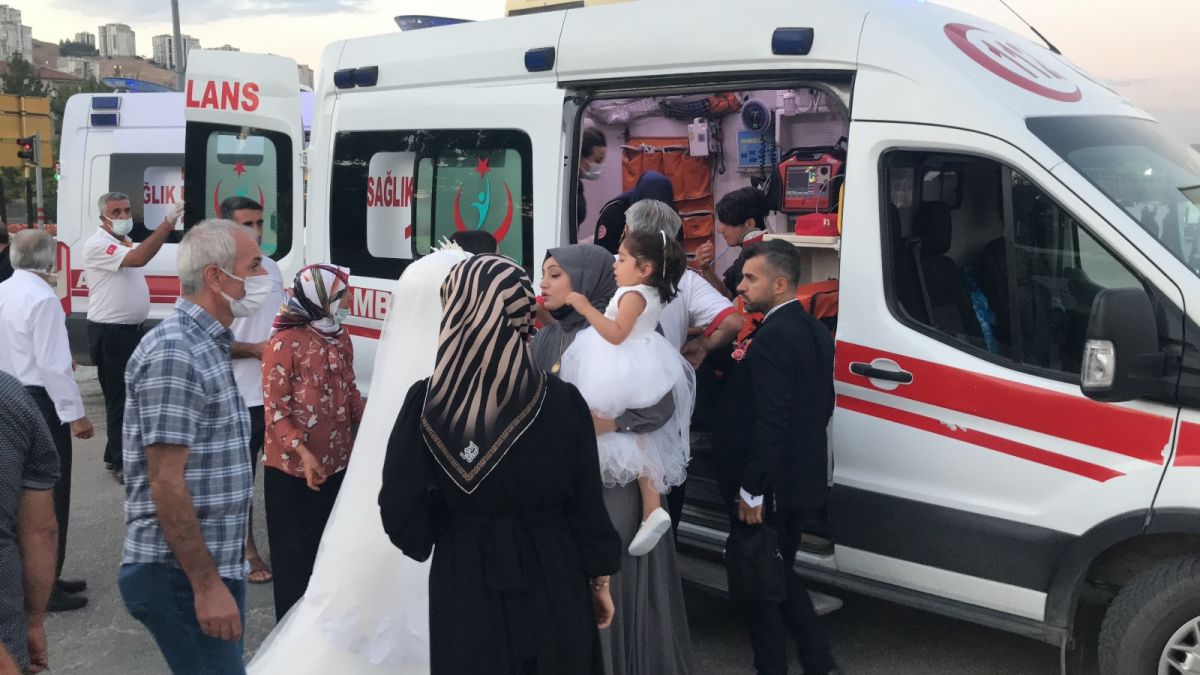 Elazığ da düğüne giderken teyzesinin kaza yaptığını gören gelin, ambulansa koştu #4