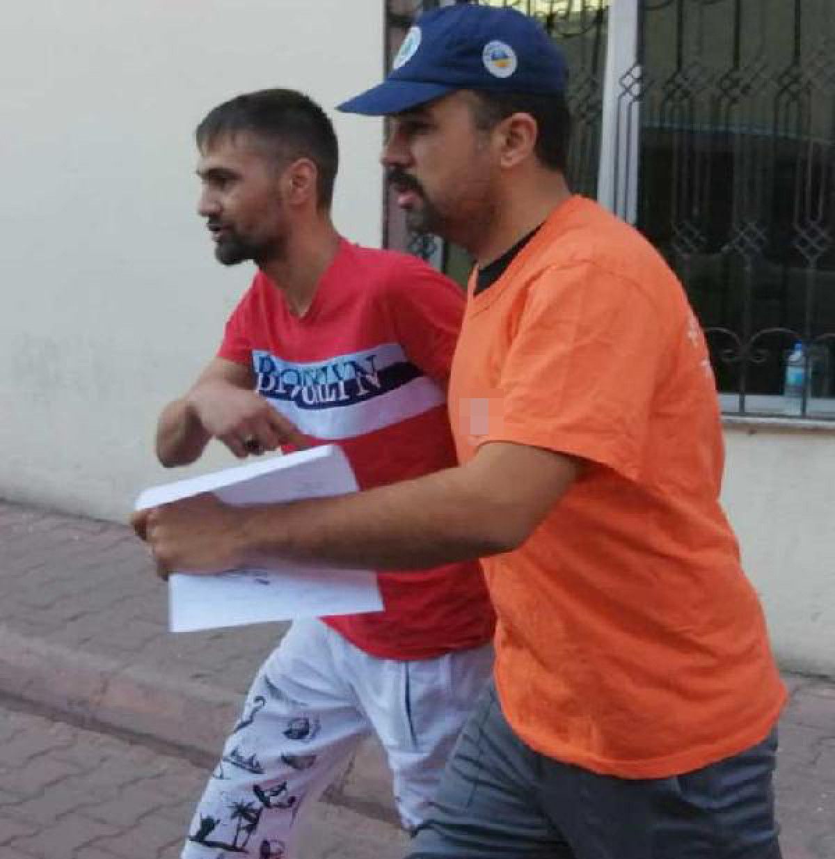 Kayseri de temizlik görevlisi kıyafetli polis, firari hükümlüyü yakaladı #4