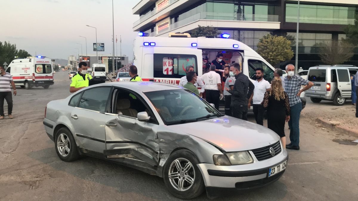 Elazığ da düğüne giderken teyzesinin kaza yaptığını gören gelin, ambulansa koştu #7