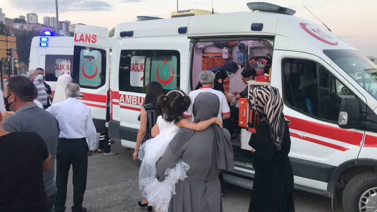 Elazığ da düğüne giderken teyzesinin kaza yaptığını gören gelin, ambulansa koştu #10