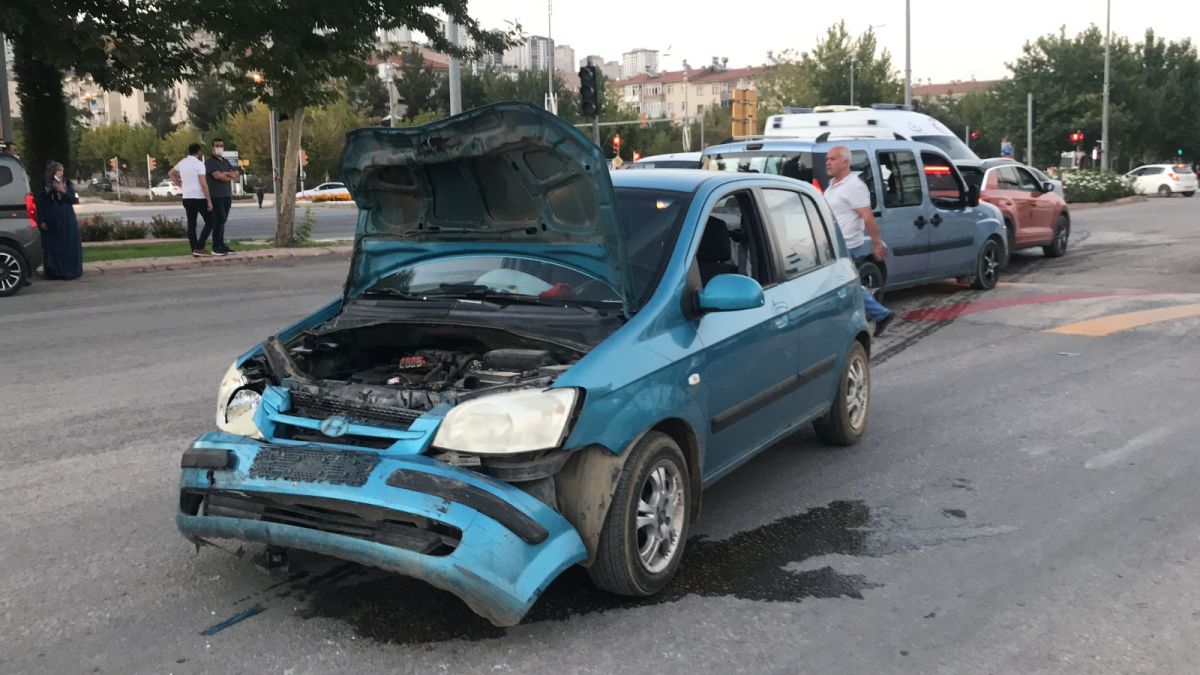 Elazığ da düğüne giderken teyzesinin kaza yaptığını gören gelin, ambulansa koştu #5