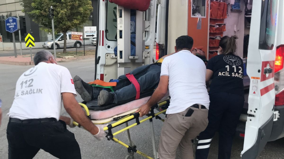 Elazığ da düğüne giderken teyzesinin kaza yaptığını gören gelin, ambulansa koştu #8