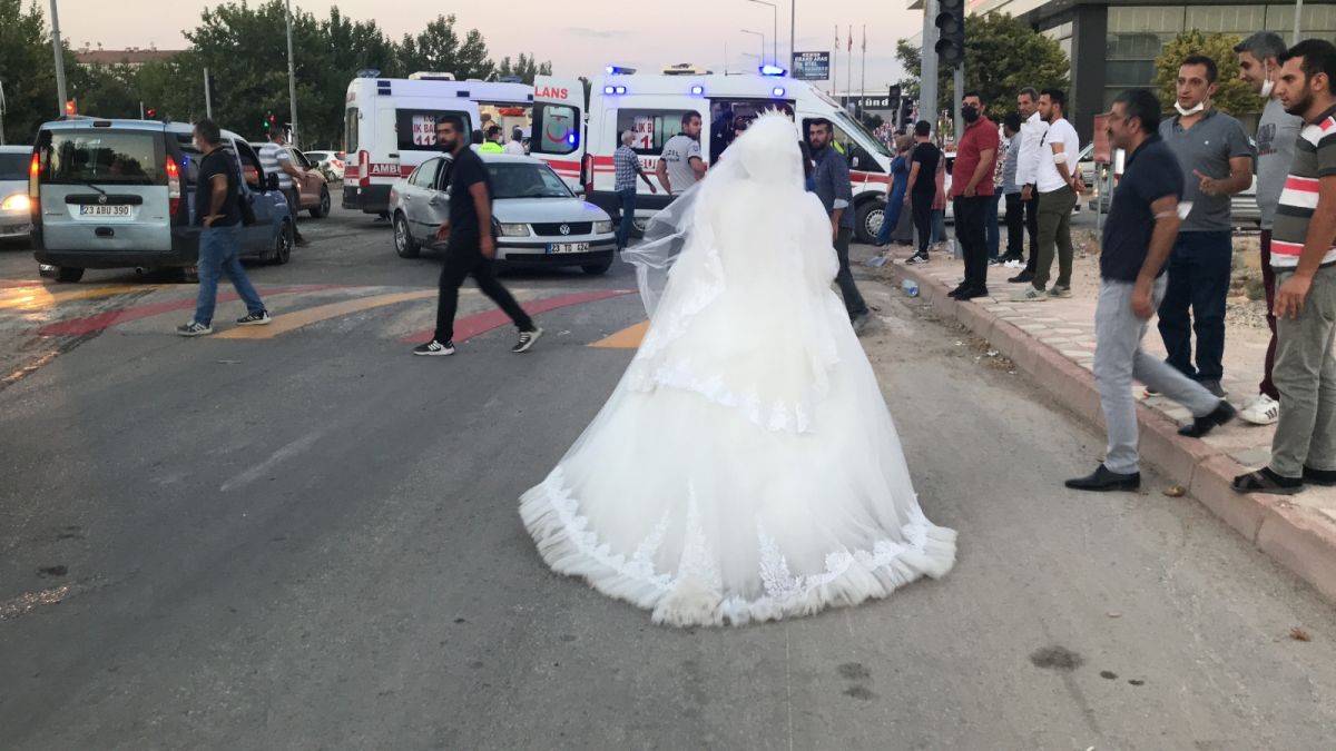 Elazığ da düğüne giderken teyzesinin kaza yaptığını gören gelin, ambulansa koştu #2
