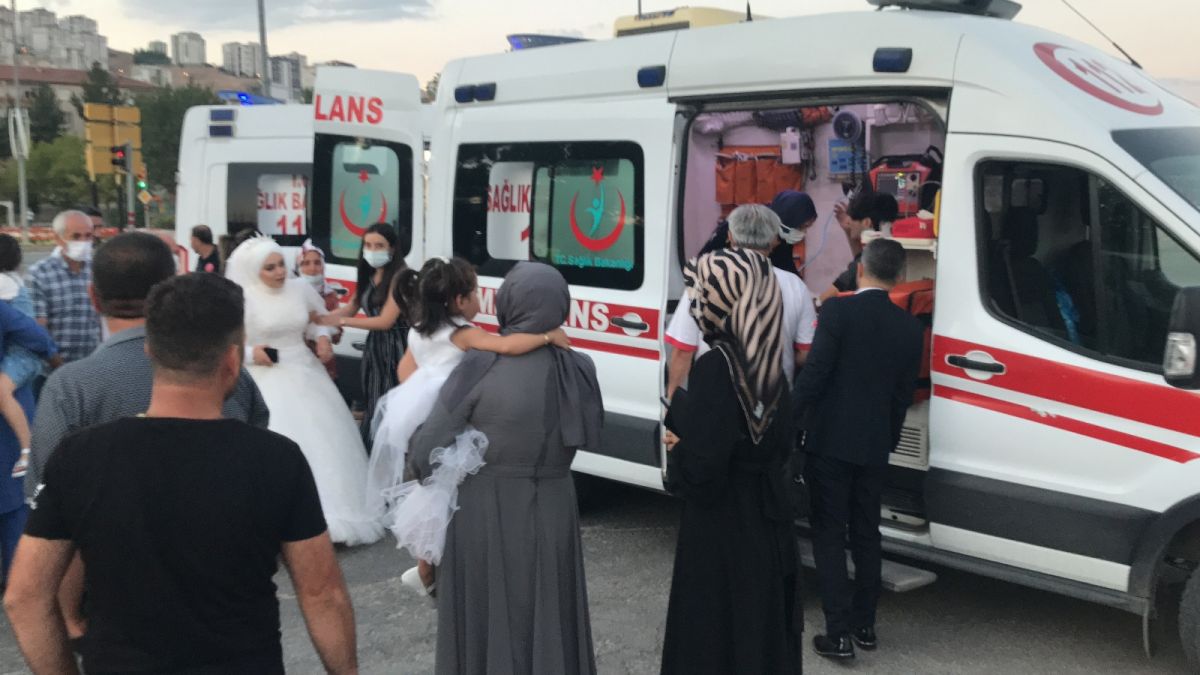 Elazığ da düğüne giderken teyzesinin kaza yaptığını gören gelin, ambulansa koştu #9