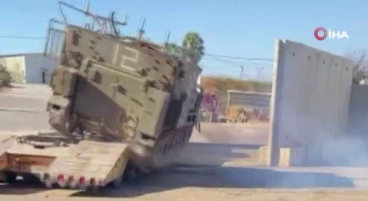 İsrail’de taşıyıcıya yüklenen zırhlı personel taşıyıcı devrildi #1