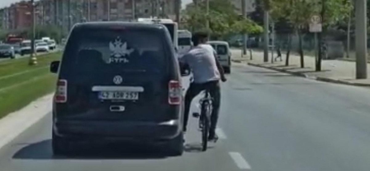 Konya daki bisikletlinin araca tutunması, trafiği riske attı #2