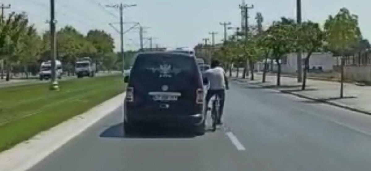 Konya daki bisikletlinin araca tutunması, trafiği riske attı #1