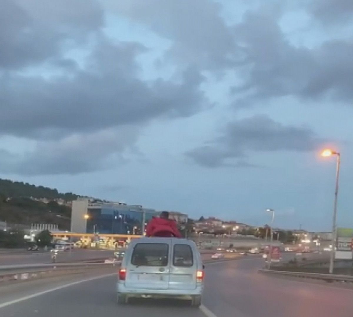 Ümraniye de kilometrelerce süren tehlikeli yolculuk  #1