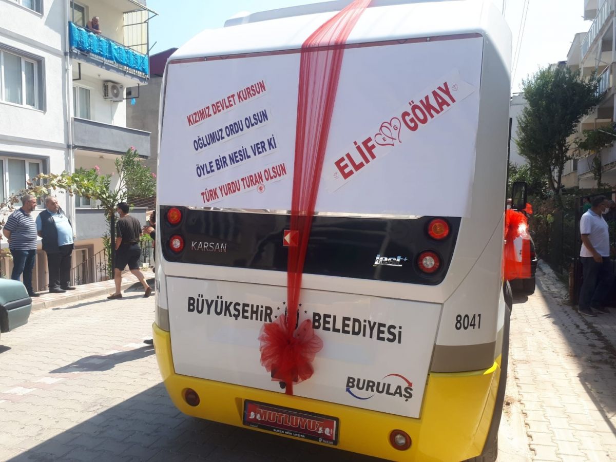 Bursa da bir şoför, halk otobüsünü gelin arabası yaptı #3