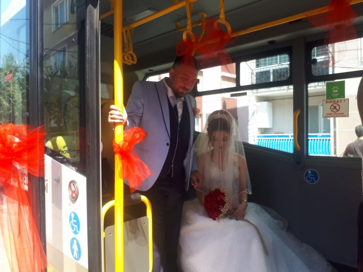 Bursa da bir şoför, halk otobüsünü gelin arabası yaptı #5