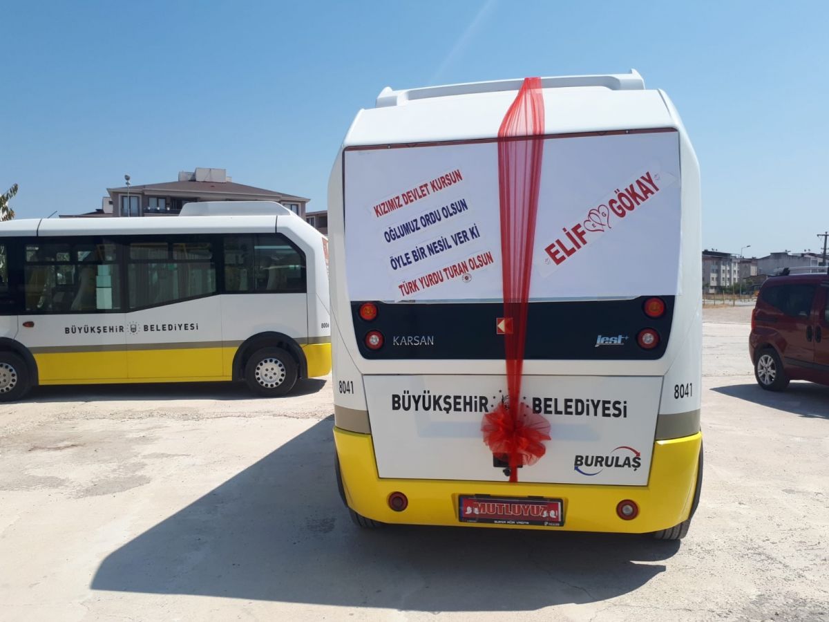 Bursa da bir şoför, halk otobüsünü gelin arabası yaptı #4