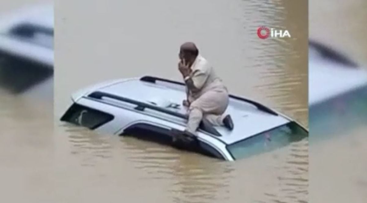 Desperate waiting of the driver stuck in the flood in India #1