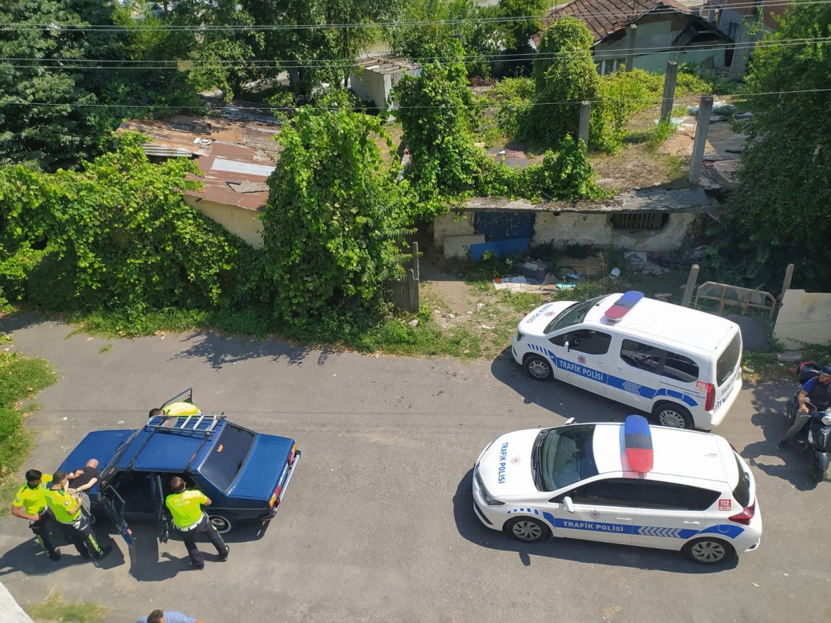 Düzce de araç çalan kişi, çıkmaz sokağa girince yakalandı #1