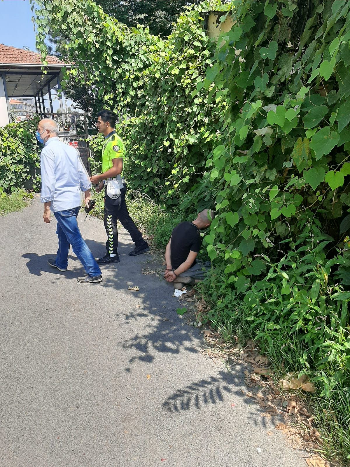 Düzce de araç çalan kişi, çıkmaz sokağa girince yakalandı #3