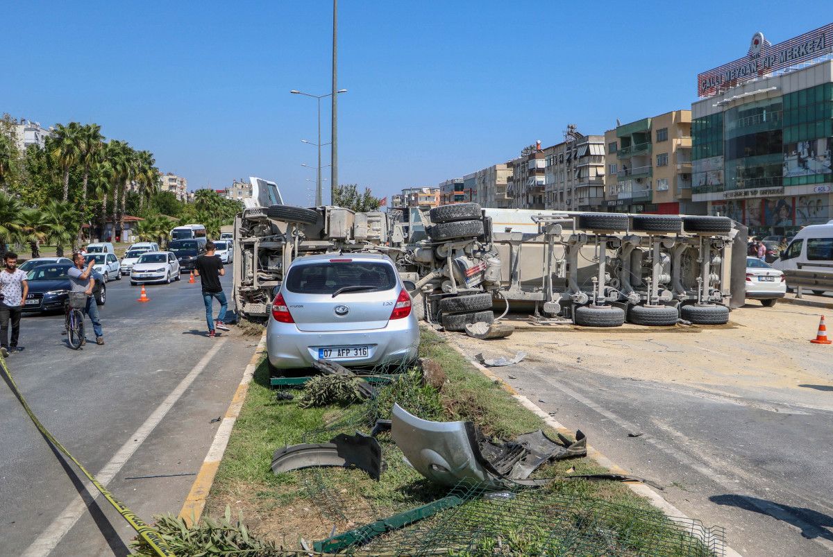 Antalya da kum yüklü kamyon, otomobile çarpınca devrildi #2