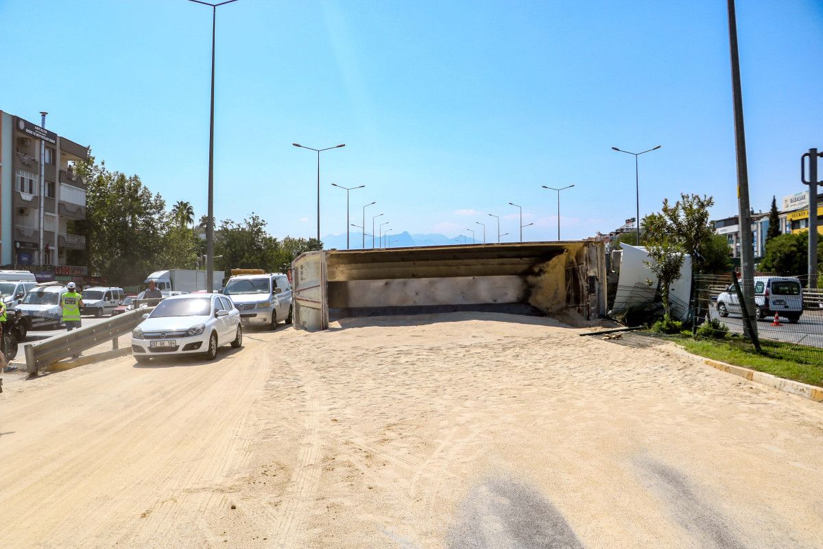 Antalya da kum yüklü kamyon, otomobile çarpınca devrildi #3
